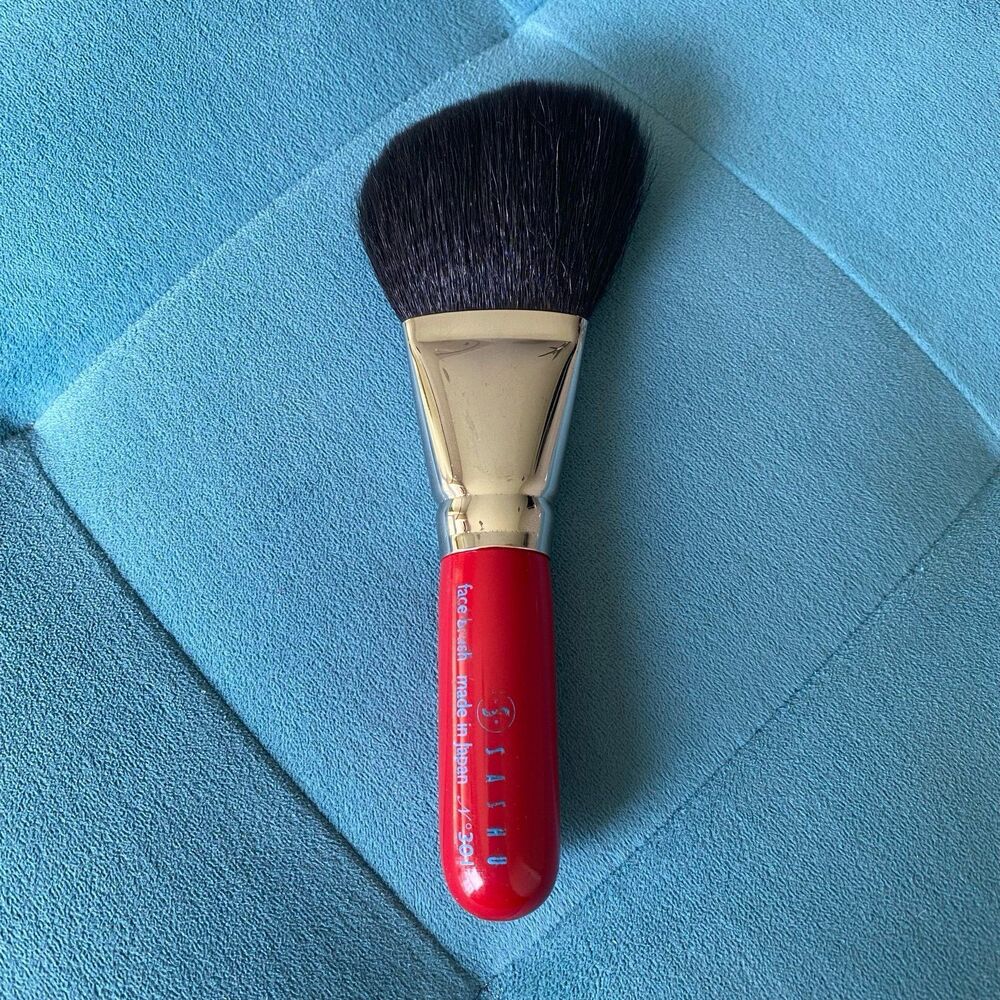 Hakuhodo Large Fluffy Face body Finishing Angle Powder Brush - Rare
